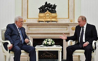 Le président de l'Autorité palestinienne Mahmoud Abbas avec le président russe Vladimir Poutine durant leur réunion au Kremlin, à Moscou, le 14 juillet 2018 (Crédit : AFP PHOTO / Yuri KADOBNOV)