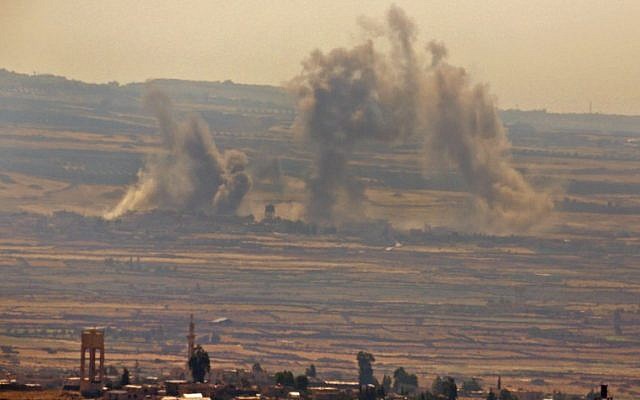 Panaches de fumée provenant de frappes aériennes syriennes et russes signalées de l'autre côté de la frontière dans la province syrienne du sud-est de Quneitra, vues du plateau du Golan israélien, le 16 juillet 2018. (JALAA MAREY/AFP)