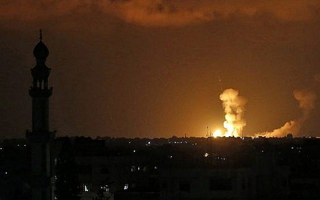Des explosions suite aux frappes israéliennes à Khan Younis, dans le centre de la bande de Gaza, le 20 juillet 2018 (Crédit : AFP Photo/Said Khatib)
