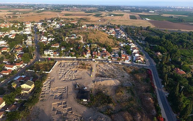 Les fouilles entreprises à Gedera, juillet 2018 (Crédit :  Yoli Schwartz, Autorité des antiquités israéliennes)