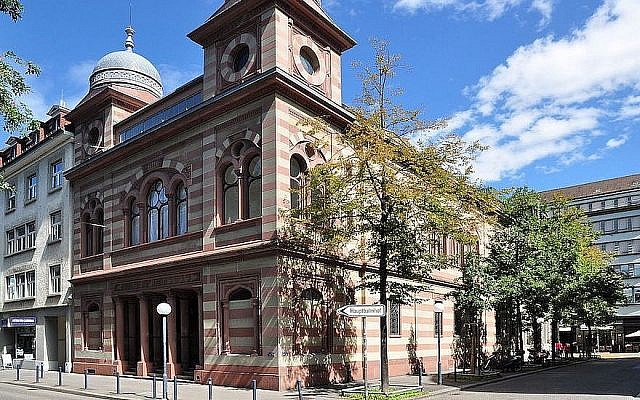 Une vue de la synagogue de la Lowenstrasse, à Zurich. (Crédit : Wikimedia Commons via JTA)