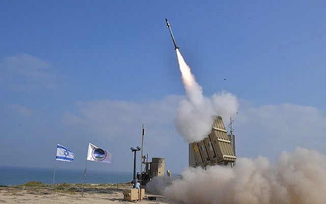Un missile est lancé depuis la base aérienne   Palmachim dans le centre d'Israël, le 4 juillet 2018 (Crédit : ministère de la Défense)