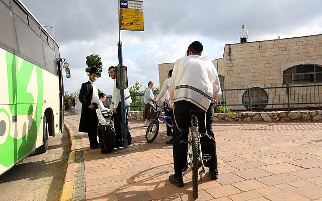 Des Juifs ultra-orthodoxes à un arrêt de bus dans l'implantation d'Emmanuel, en Cisjordanie, le 13 avril 2010 (Crédit : Kobi Gideon/Flash90.)