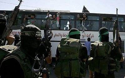 Illustration: Des membres du Hamas observent un bus transportant des prisonniers palestiniens arriver au point de passage de Rafah avec l'Egypte, dans le sud de la bande de Gaza le 18 octobre 2011. (Abed Rahim Khatib / Flash 90)