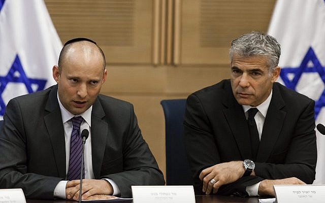 Yair Lapid (à droite), président de Yesh Atid, et Naftali Bennett, chef de HaBayit HaYehudi, présentent un accord conclu entre les collèges technologiques israéliens et le ministère des Finances, à la Knesset, le 27 octobre 2013. (Flash 90)