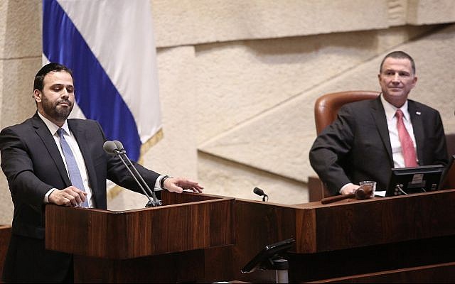 Le député du parti Shas, Yinon Azoulay (à gauche), prend la parole à la Knesset, sous le regard du Président Yuli Edelstein. (Yonatan Sindel/Flash90)
