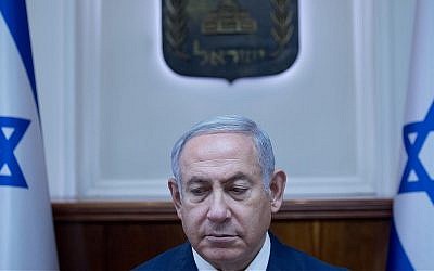 Le Premier ministre Benjamin Netanyahu à la conférence hebdomadaire du gouvernement à la résidence du bureau du Premier ministre de Jérusalem, le 1er juillet 2018 (Crédit : Ohad Zwigenberg/POOL)