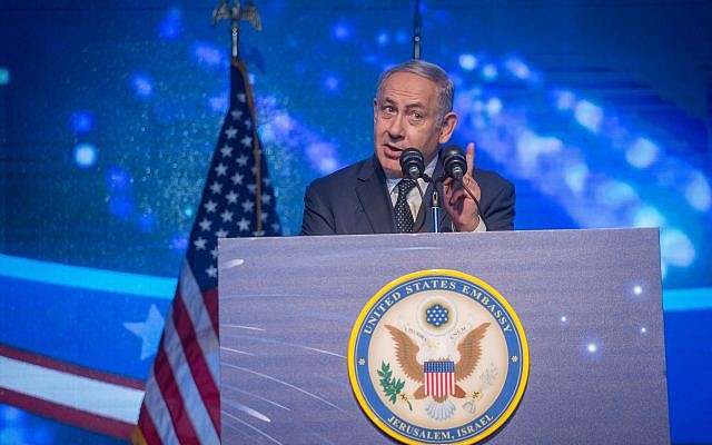 Le Premier ministre Benjamin Netanyahu prend la parole lors de la fête de la journée de l'indépendance américaine à Airport City, le 3 juillet 2018. (Miriam Alster/Flash90)