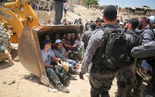 Des policiers israéliens affrontent des manifestants palestiniens dans le village bédouin d'al-Khan al-Ahmar le 4 juillet 2018. (Flash90)