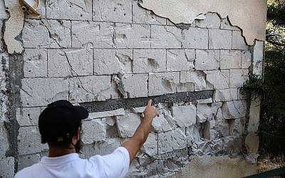Les dégâts causés aux habitations dans la ville de Tibériade dans le nord d'Israël après que la région a été touchée par un séisme, le 9 juillet 2018 (Crédit : David Cohen/ Flash90)
