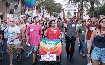 Les membres et les soutiens de la communauté participent à une manifestation contre l'amendement d'une loi à la Knesset qui refuse la GPA aux couples homosexuels aux abords de la résidence du Premier ministre à Jérusalem, le 18 juillet 2018 (Crédit : Tomer Neuberg/Flash90)