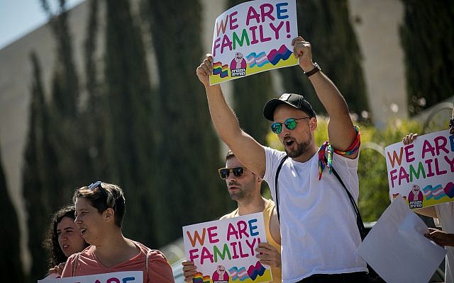 Des membres de la communauté LGBT et des sympathisants participent à une manifestation contre un amendement de la Knesset refusant la gestation pour autrui pour les couples gays, aux abords de la cour suprême de Jérusalem, le 23 juillet 2018 (Crédit : Yonatan Sindel/Flash90)