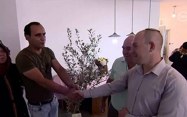 Abed, à gauche, rencontre Ariel Bir, un israélien résident des implantations qu'il a sauvé d'une voiture accidentée. (Crédit : Dixième chaîne)