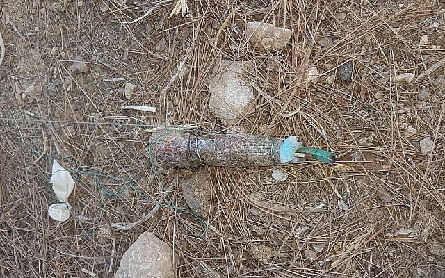 Un ballon suspect qui a atterri dans la ville de Kyriat Gat, dans le sud d'Israël, le 1er juillet 2018 (Crédit : Police israélienne)