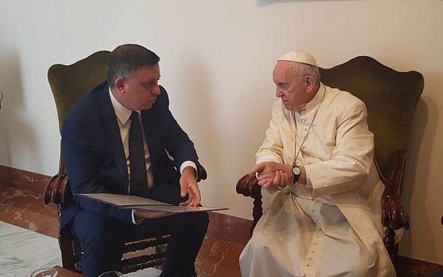 Le dirigeant du Parti travailliste Avi Gabbay (à gauche) rencontre le Pape François au Vatican le 3 juillet 2018. (Parti travailliste)