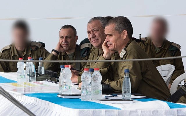 Le chef d'état-major de Tsahal, Gadi Eizenkot, (au centre), le chef du Commandement Nord, le général Yoel Strick (à droite) et le chef de la Division de la recherche du renseignement militaire, le général de brigade Dror Shalom, assistent à un compte rendu sur les combats dans le sud de la Syrie, lors d'une visite le 4 juillet 2018, le long de la frontière syrienne. (Armée israélienne)