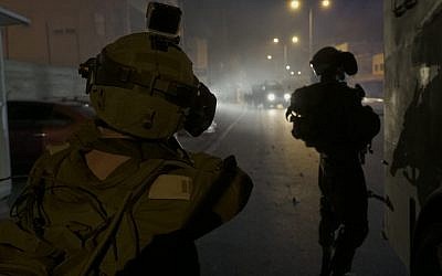 Les soldats israéliens durant un raid d'arrestation dans le camp de réfugiés de Deheishe sur une photo diffusée le 23 juillet 2018 (Crédit : porte-parole de l'armée israélienne)