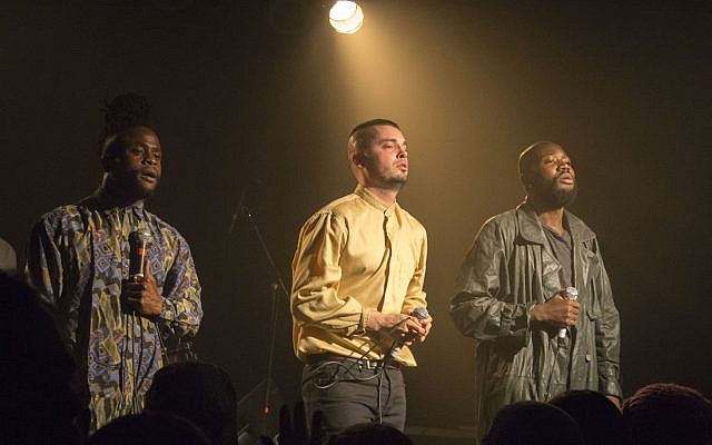 Le groupe de Hip Hop The Young Fathers, qui a rejoint le groupe BDS, en concert à Portland (Crédit: Ash link/Wikimedia Commons)