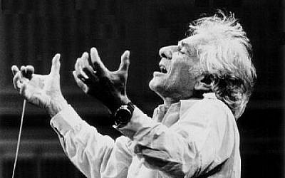 Leonard Bernstein dirigeant un orchestre. (Paul de Hueck/ The Leonard Bernstein Office, Inc.)