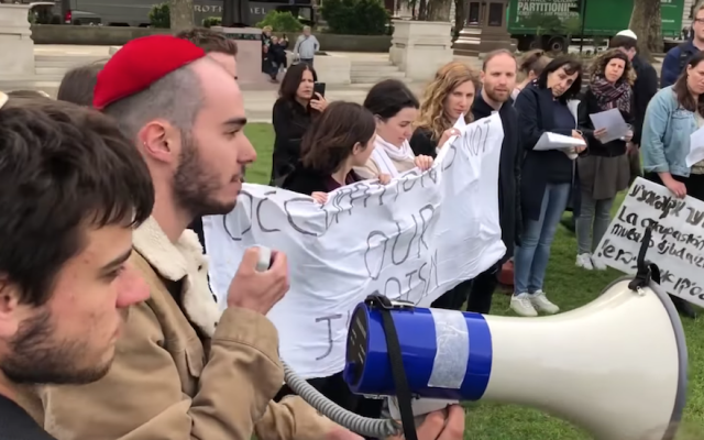 Un groupe de Juifs se rassemble à Parliament Square, à Londres, pour réciter le kaddish pour les 62 Palestiniens tués à Gaza, le 16 mai 2018. (Capture d'écran : YouTube)