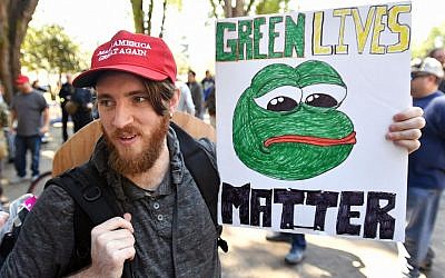 Un homme brandit une pancarte avec une image de Pepe the frog à un rassemblement à   Berkeley, en Californie, le 27 avril 2017 (Crédit :  Josh Edelson/AFP/Getty Images)