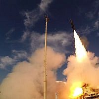 Illustration : Un missile Arrow 3 lancé depuis la base aérienne de Palmachim dans le centre d'Israël, le 10 décembre 2015. (Crédit : Ministère de la Défense)
