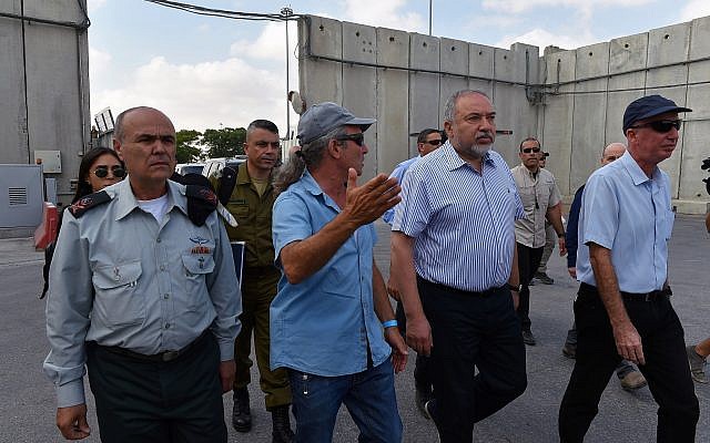 Le ministre de la Défense Avigdor Liberman visite le poste-frontière de Kerem Shalom, le 22 juillet 2018 (Crédit : Ariel Hermoni/ministère de la Défense)