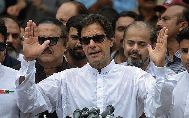 L'ancien joueur de cricket pakistanais devenu politicien Imran Khan du parti Tehreek-e-Insaf s'exprime devant les médias après avoir voté à  Islamabad durant les élections générales, le 25 juillet 2018. (Crédit : AFP Photo/Aamir Qureshi)