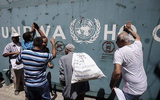 Des employés de l'Office de secours et de travaux de l'ONU pour les réfugiés palestiniens (UNRWA) et leurs familles protestent contre les disparitions de postes annoncées par l'agence aux abords de ses bureaux de gaza City, le 31 juillet 2018 (Crédit : AFP PHOTO / SAID KHATIB)