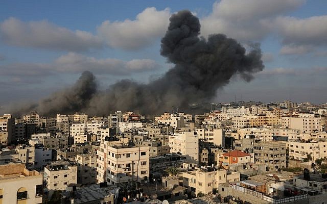 De la fumée se dégage d'un bâtiment à l'ouest de la ville de Gaza, ciblé par l'armée de l'air israélienne en réponse à une attaque à la roquette qui a frappé le sud d'Israël le 9 août 2018 (AFP Photo / Mahmud Hams)