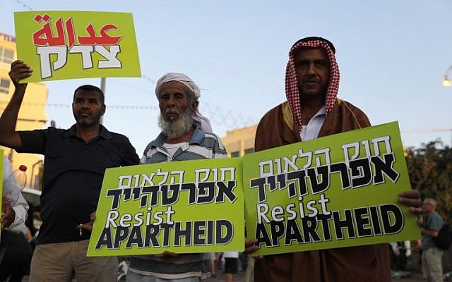 Les Arabes israéliens durant une manifestation de protestation contre la loi sur l'Etat-nation le 11 août à Tel Aviv (Crédit : AFP/ Ahmad GHARABLI)