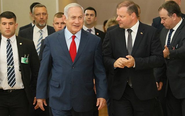 Le Premier ministre israélien Benjamin Netanyahu et son homologue lituanien Saulius Skvernelis lors d'une conférence de presse à Vilnius, en Lituanie, le 23 août 2018 (Crédit : AFP/ Petras Malukas)