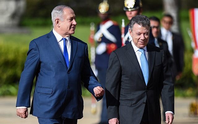 Le Premier ministre israélien Benjamin Netanyahu (à gauche) et le président colombien Juan Manuel Santos (à droite) assistent à la cérémonie d'accueil du dirigeant israélien au palais Narino à Bogota le 13 septembre 2017. (Photo AFP / Raul Arboleda)