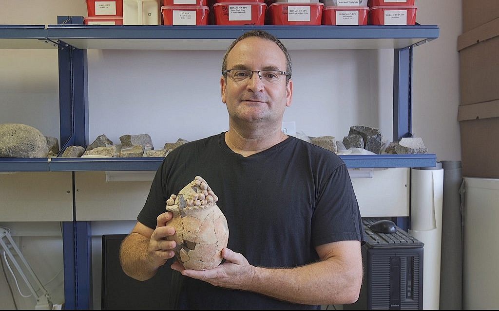Le professeur de l'université de Haïfa  Danny Rosenberg tient un silo à grain vieux de 7200 ans trouvé à Tel Tsaf, dans la vallée du Jourdain (Crédit : université de Haïfa)