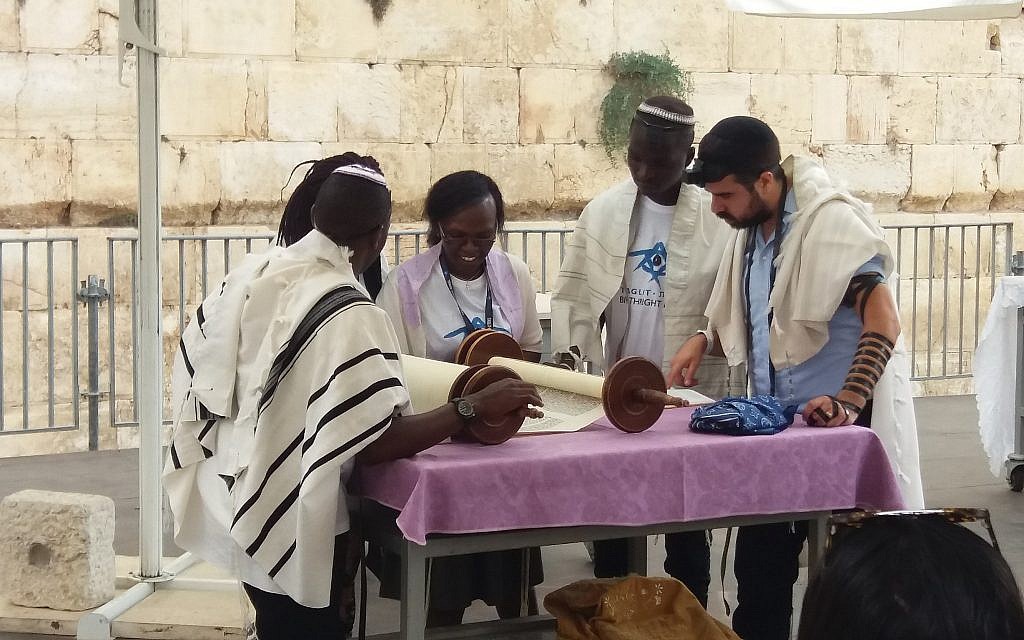 Les membres de la communauté Abuyudaya juive ougandaise en Israël lors d'un voyage Birthright organisé par MAROM participent à une cérémonie célébrant la consécration d'un nouveau rouleau de Torah au pavillon de prière égalitaire Ezrat Israel, au mur Occidental, le 27 août 2018 (Autorisation : MAROM)