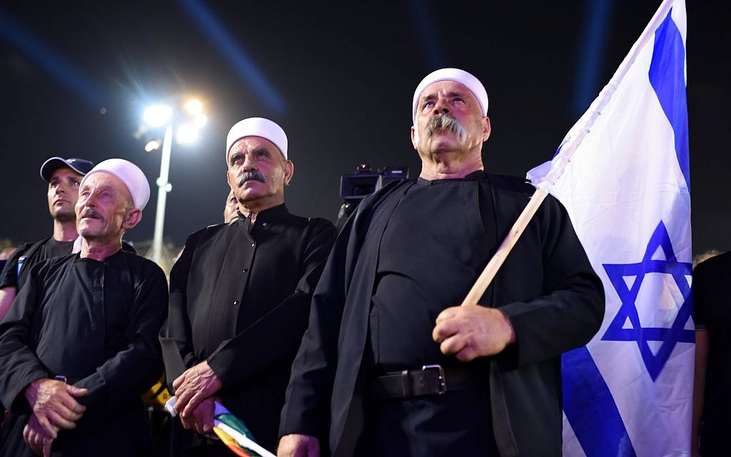 Des anciens de la communauté druze israélienne lors d'un rassemblement dirigé par leur communauté sur la place Rabin de Tel Aviv pour dénoncer la "loi sur l'Etat-nation", le 4 août 2018 (Crédit : Gili Yaari /FLASH90)