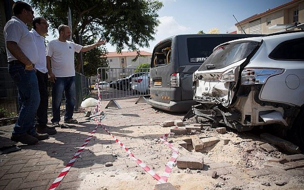 Un projectile de la bande de Gaza a frappé une maison dans la région d'Eshkol, dans le sud d'Israël, blessant deux personnes, le 9 août 2018. (Crédit : forces de sécurité dans le conseil d'Eshkol)