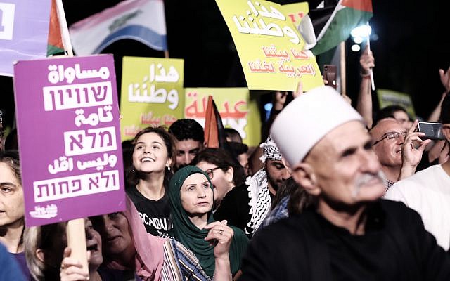 Des Israéliens arabes et des militants protestent contre la " loi de l'État-nation juif " à Tel Aviv le 11 août 2018. Certains manifestants ont brandi des drapeaux palestiniens. (Crédit : Tomer Neuberg/Flash90).