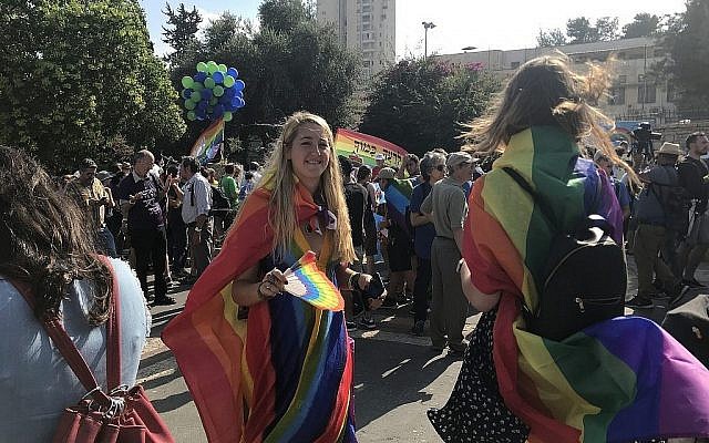 Les participants se rassemblent pour le défilé annuel de la gay pride à Jérusalem, le 2 août 2018. (Crédit : Luke Tress / Times of Israel)