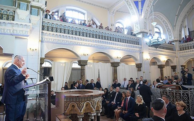 Benjamin Netanyahu à la synagogue chorale de Vilnius, le 26 août 2018. (Crédit : Amos Ben-Gershom/GPO)