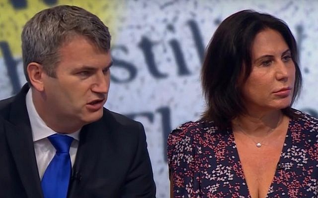 Mark Lewis (à gauche) et son associée Mandy Blumenthal durant une interview à la BBC. (Crédit : capture d'écran YouTube)