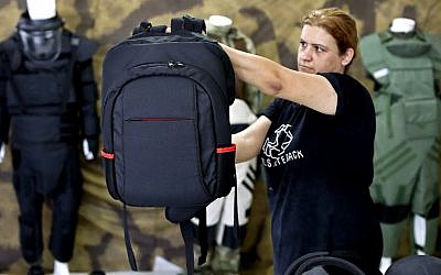 Une employée du fabricant israélien d'équipement de protection Masada Armour montre un nouveau sac à dos civil à l'épreuve des balles, conçu pour les écoliers, au siège social de l'entreprise à Julis, dans le nord d'Israël, le 30 août 2018. (AFP PHOTO / AHMAD GHARABLI)