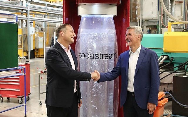 Le PDG de Sodastream Daniel Birnbaum (à gauche) et le PDG de PepsiCo Ramon Laguarta dans l'usine SodaStream, dans le Néguev, le 20 août 2018. (Crédit : Eliran Avital)
