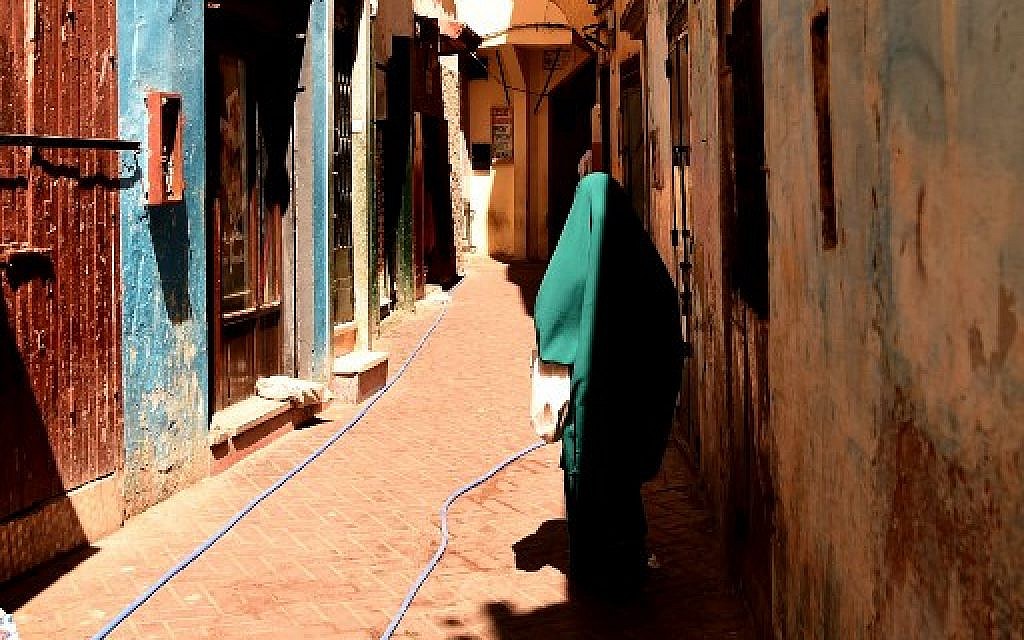 Une femme déambule dans les rues de la Vieille Ville de portuaire de Tanger, au Maroc, le 13 août 2018. (Crédit : AFP/ FADEL SENNA)