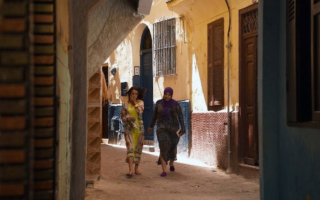 Deux femmes déambulent dans les rues de la Vieille Ville de portuaire de Tanger, au Maroc, le 13 août 2018. (Crédit : AFP/ FADEL SENNA)