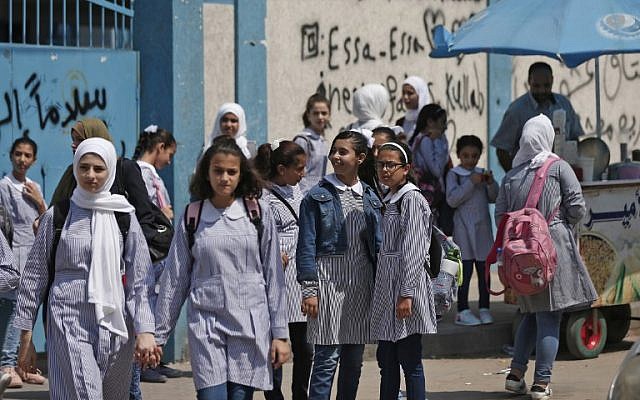 Des élèves rassemblées devant une école de l'agence de l'ONU pour les réfugiés palestiniens (UNRWA) à Gaza City, le 29 août 2018, journée de la rentrée des classes. (Crédit : AFP PHOTO / Mahmud Hams)