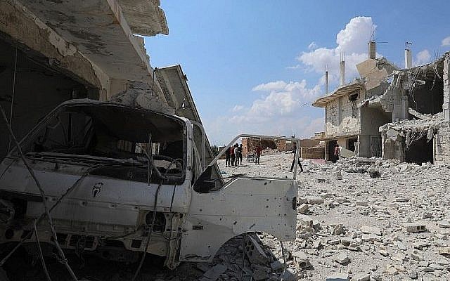 Les suites d'un bombardement des forces gouvernementales syriennes dans la ville d'Al Habit, au sud de la province d'Idlib, aux mains des rebelles, le 9 septembre 2018 (Crédit : AFP Photo/Omar Haj Kadour)