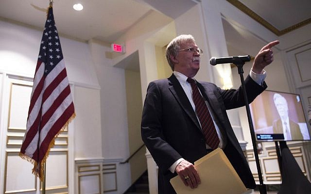 Le conseiller national à la sécurité américain, John Bolton, s'exprime devant la Federalist Society à Washington, le 10 septembre 2018 (Crédit :  AFP PHOTO / ANDREW CABALLERO-REYNOLDS