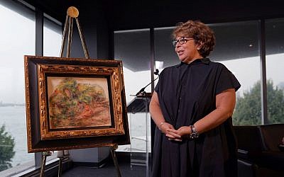 Un tableau de Renoir, 'Deux Femmes Dans Un Jardin,' volé par les nazis, a été restitué à Sylvie Sulitzer, durant une cérémonie au Museum of Jewish Heritage à New York le 12 septembre 12. (Crédit : AFP/Timothy A. Clary)