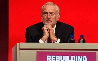 Le dirigeant du Parti travailliste britannique, Jeremy Corbyn, durant un discours lors de la conférence du parti travailliste à Liverpool, en Angleterre, le 23 septembre 2018, jour de l’ouverture officielle de la conférence annuelle du parti travailliste. (AFP PHOTO / Paul ELLIS)